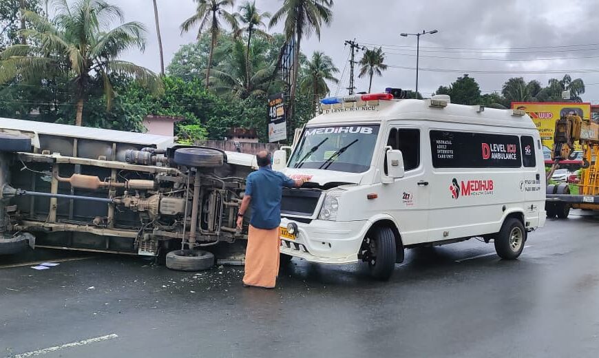നന്തിക്കരയിൽ നിയന്ത്രണം വിട്ടു മറിഞ്ഞ ടെംപോയിലേക്ക് ആംബുലൻസ് ഇടിച്ച് അപകടം