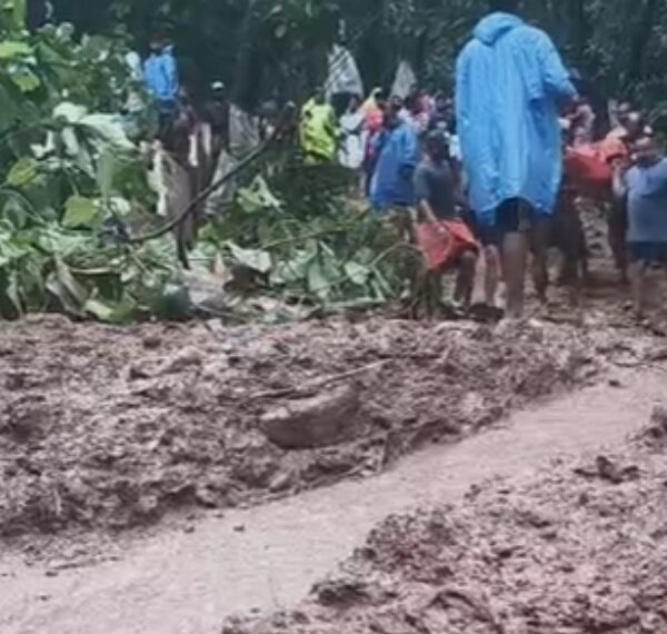 സംസ്ഥാനത്ത് മഴക്കെടുതി രൂക്ഷം; ഉരുൾപൊട്ടലിലും മണ്ണിടിച്ചിലിലും മൂന്ന് മരണം; വിവിധയിടങ്ങളിൽ ജാഗ്രതാ നിർദ്ദേശം