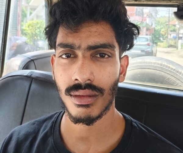 കൊരട്ടിയിൽ വീട്ടിൽ അതിക്രമിച്ചു കയറി യുവാവിനെ കത്തികൊണ്ട് കുത്തിപ്പരിക്കേൽപ്പിച്ച കേസിൽ പ്രതി അറസ്റ്റിൽ